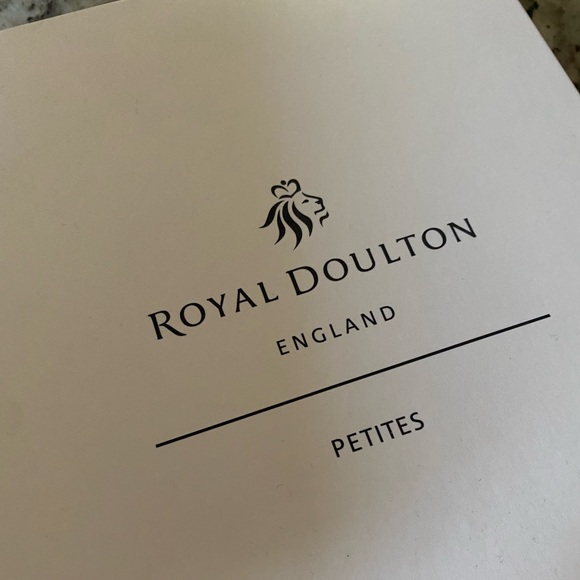 Royal Doulton mini pretty lady figurine ‘Kathyrne ‘ - Picture 2 of 4